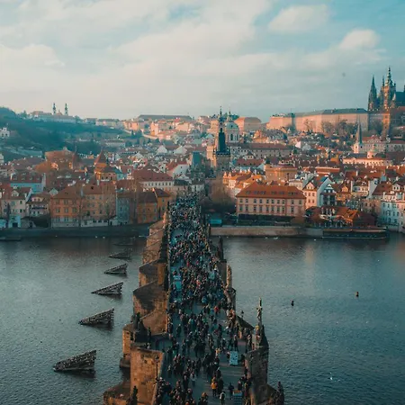 Cozy Wenceslas Square 700m Apartment, Praga