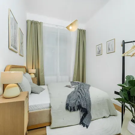 Cozy Wenceslas Square 700m Apartment, Prága